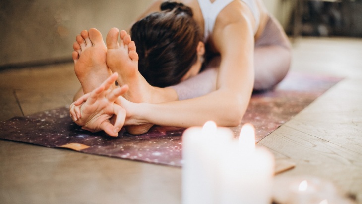 Jangan Sampai Salah, Yoga Harus Dilakukan Tanpa Alas Kaki