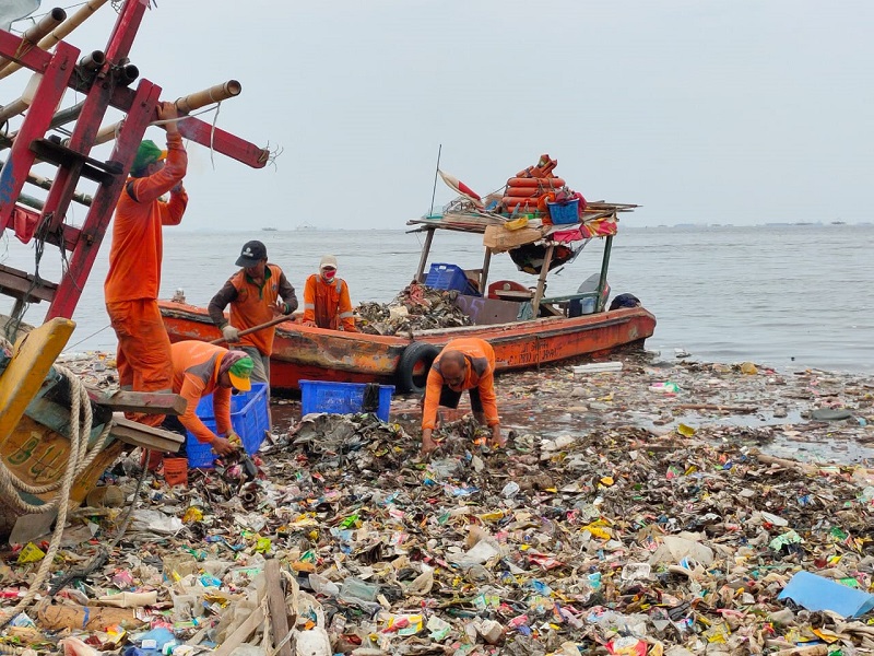 Pembersihan sampah di laut. (Foto: Pemprov DKI)