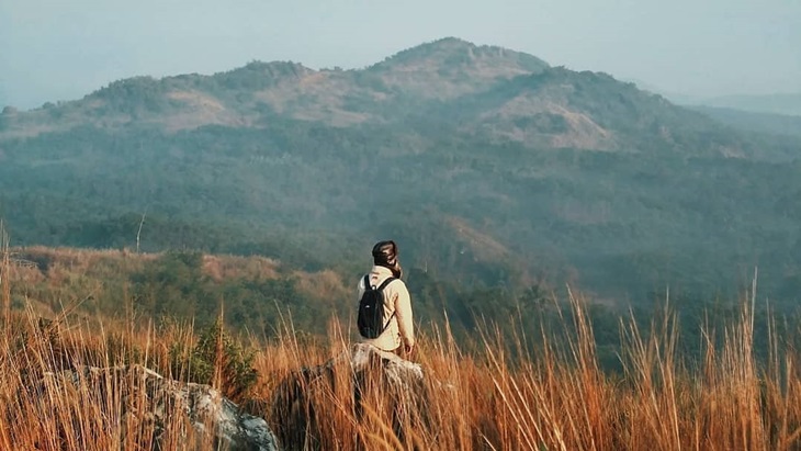 Seorang gadis berfoto di indahnya pemandangan Karang Numpang. (Instagram/@pesonajawabaratku)