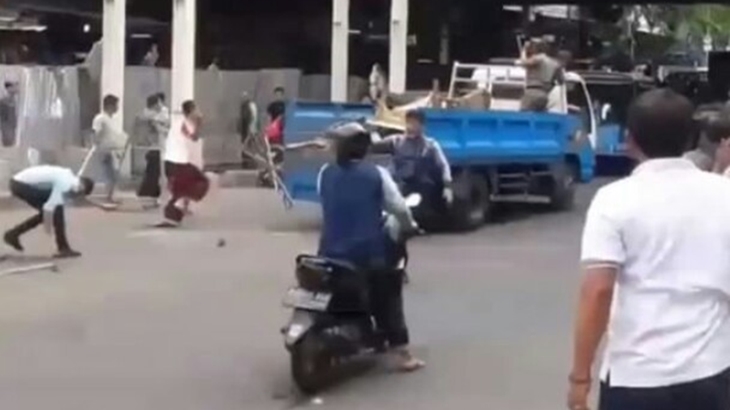Tak Terima Ditertibkan, PKL Tanah Abang dengan Satpol PP Baku Hantam