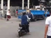 Tak Terima Ditertibkan, PKL Tanah Abang dengan Satpol PP Baku Hantam