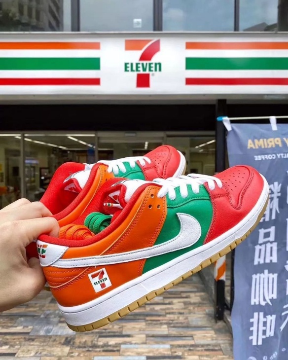 Hasil kolaborasi antara Nike dan 7-Eleven. (Foto: Instagram @lil_john310)
