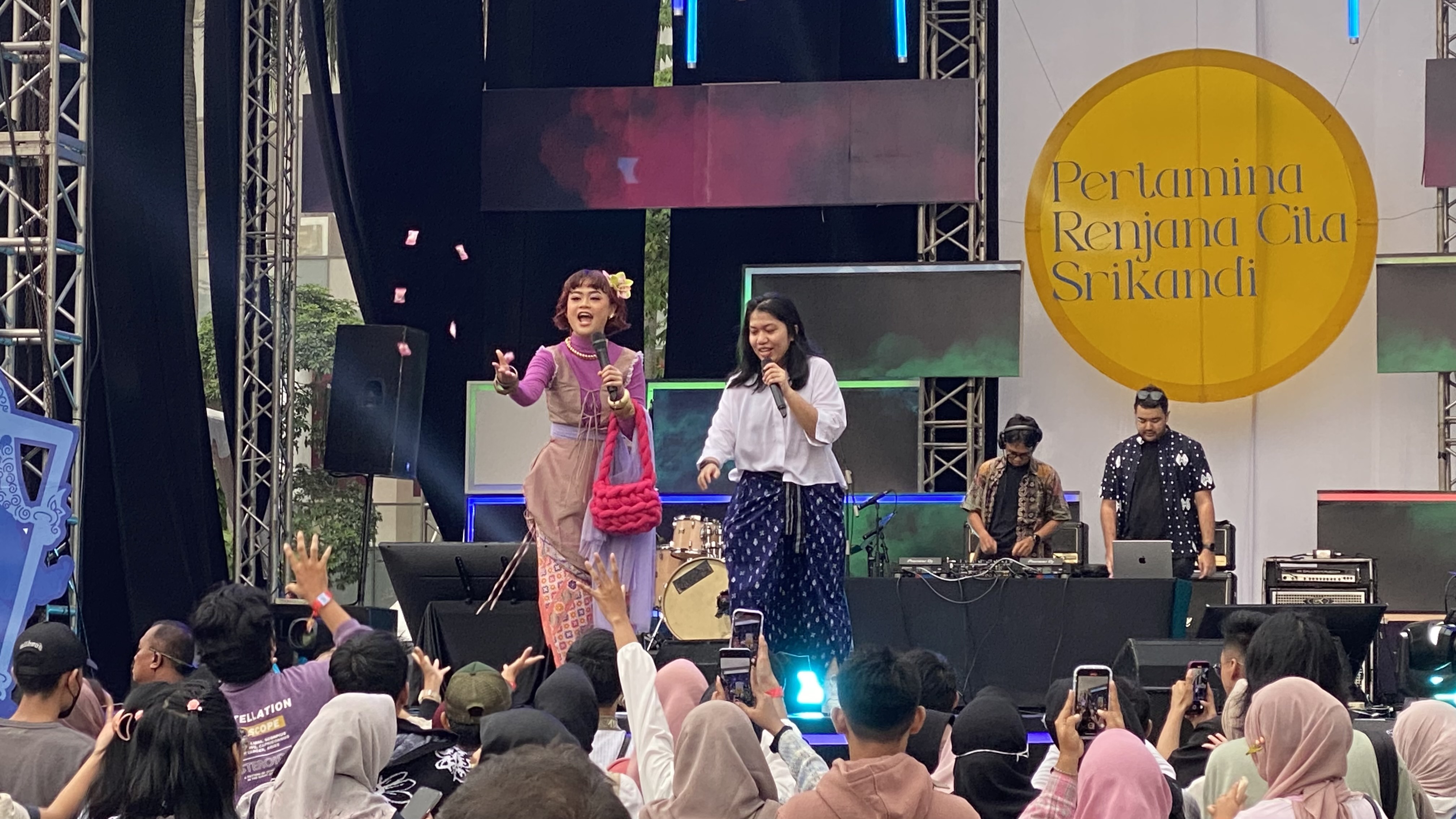 Penampilan Kocak Aul ‘Tutorial Hidup’ bersama Nissy di Pertamina Renjana Cita Srikandi