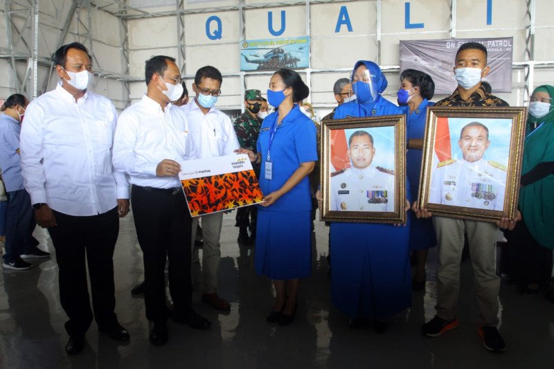 Mandiri Taspen secara simbolis memberikan manfaat program Tabungan Hari Tua (THT) dan Jaminan Kecelakaan Kerja (JKK) kepada perwakilan keluarga Kru Nanggala 402 di Puspenerbal Surabaya, Kamis. (Foto: Antara)