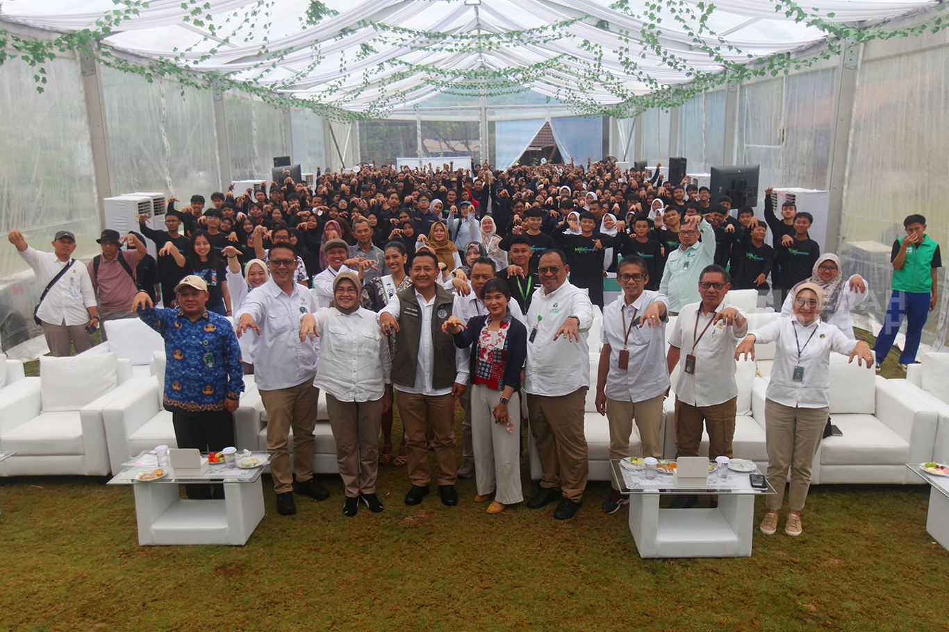 Wakil Menteri Kehutanan (Wamenhut) Rohmat Marzuki (tengah), Direktur Jenderal Pengelolaan Daerah Aliran Sungai dan Rehabilitasi Hutan (PDASRH) Kementerian Kehutanan (Kemenhut) Dyah Murtiningsih berfoto bersama Mahasiswa dan Pelajar serta aktivis lingkungan, menanam bibt Mangrove, di Taman Wisata Alam Mangrove Angke Kapuk, Jakarta, Selasa (28/10/2025)