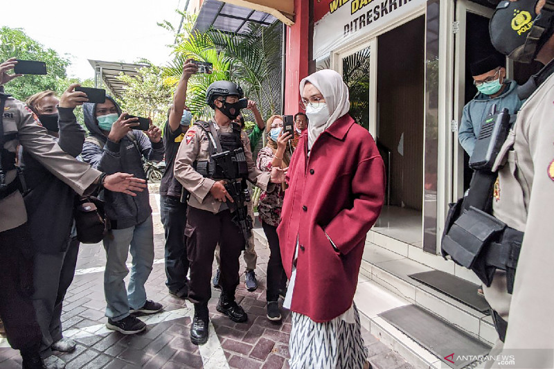 Bupati Probolinggo Puput Tantriana Sari (kedua kanan) keluar dari ruang Ditreskrimsus Polda Jatim, Surabaya, Jawa Timur, Senin (30/8/2021). Penyidik Komisi Pemberantasan Korupsi (KPK) melakukan Operasi Tangkap Tangan terhadap Bupati Probolinggo dengan suaminya serta delapan orang kepala daerah. ANTARA FOTO/Indra ZA/Um/foc.