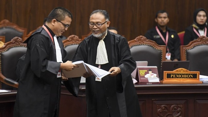 Tim Hukum Prabowo-Sandi, Bambang Widjojanto dan Denny Indrayana di Sidang MK (Foto: antaranews)