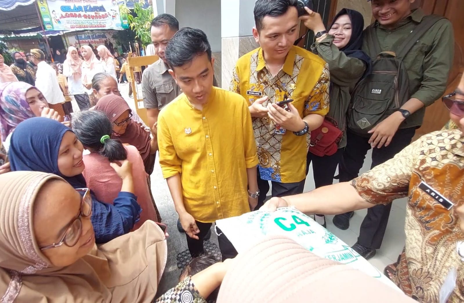 Gibran Bagi-bagi Susu, Beras dan Buku di SDN Gurawan