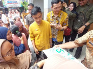 Gibran Bagi-bagi Susu, Beras dan Buku di SDN Gurawan
