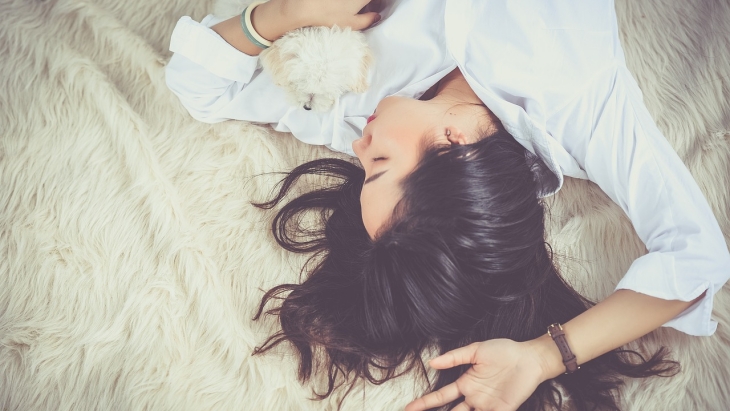 Ini Beberapa Penyebab Kenapa Kamu Berkeringat Saat Tidur