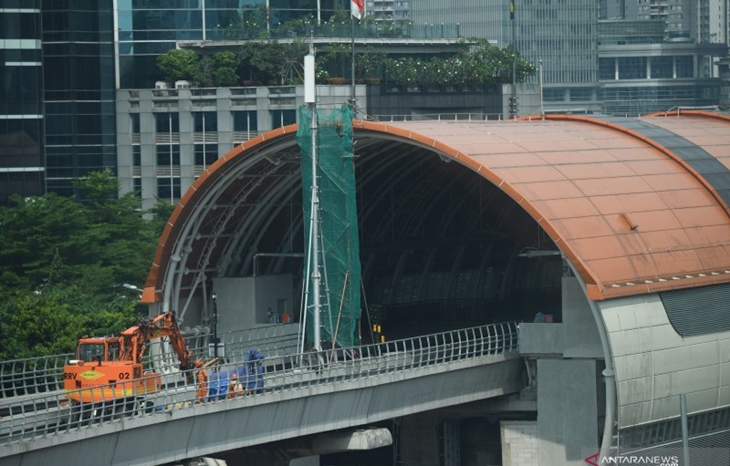 Pekerja melakukan pembangunan proyek kereta ringan (LRT) Jabodebek di Jalan Rasuna Said, Jakarta, Senin (31/5/2021). ANTARA FOTO/Akbar Nugroho Gumay/hp.
