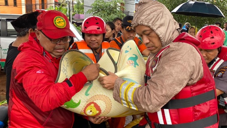 Petugas mengevakuasi korban meninggal dunia dalam banjir di Kelurahan Cipinang Melayu, Jakarta. (Foto: MP/Istimewa)