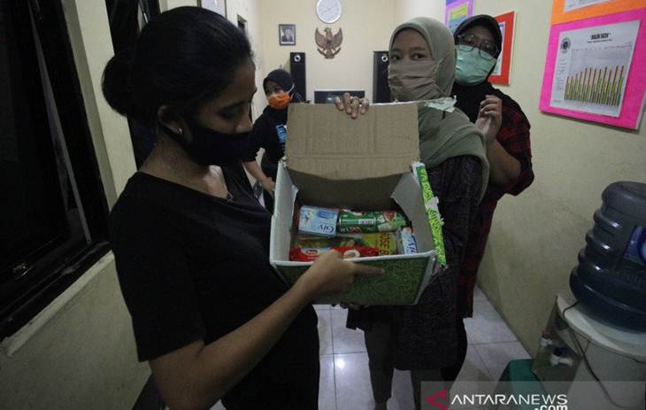  Bantuan sembako sebagai bantuan pangan akibat wabah COVID-19 di kawasan RW 03 Kebon Kacang, Jakarta, Minggu (12/4/2020).  ANTARA FOTO/Reno Esnir/aww.?