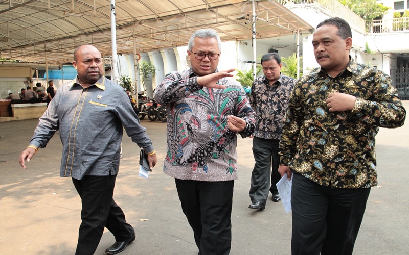 Anggota Komite I DPD RI bersama Ketua KPU Arief Budiman