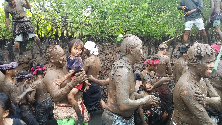 Seru, Begini Keceriaan Warga Kedonganan Jalani Ritual Mandi Lumpur 