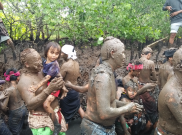 Seru, Begini Keceriaan Warga Kedonganan Jalani Ritual Mandi Lumpur 