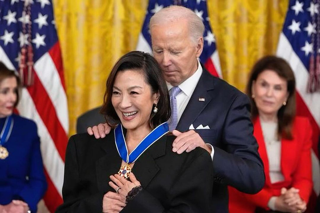 Michelle Yeoh Jadi Aktris Asia Pertama Terima Medal of Freedom dari Presiden Joe Biden