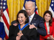 Michelle Yeoh Jadi Aktris Asia Pertama Terima Medal of Freedom dari Presiden Joe Biden