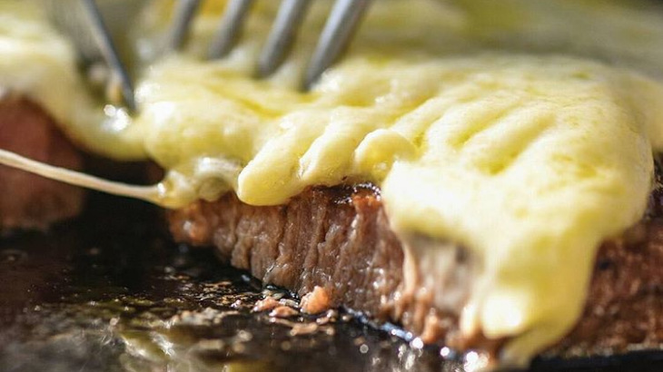 Bikin Meleleh, Steak dengan Keju di Willie Brothers