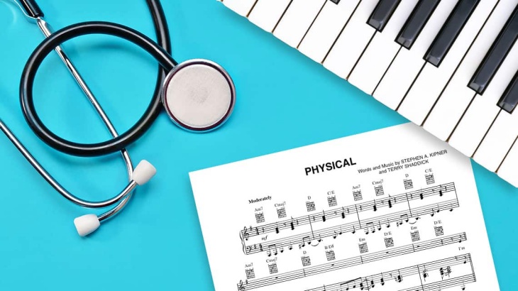 Main musik bisa melatih kreativitasmu.  (Foto: musicnotes) 