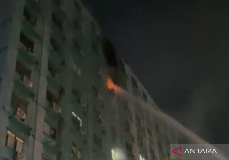 Api Berkobar di Lantai Atas Apartemen City Park Cengkareng, Warga Panik