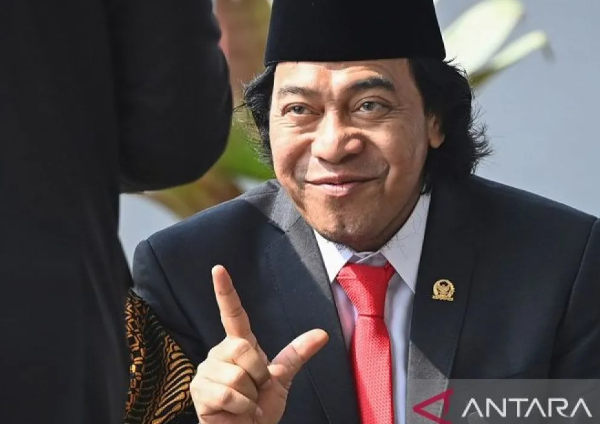 Komeng Disambut Teriakan 'Uhuuy' di Acara Pelantikan DPR/DPD