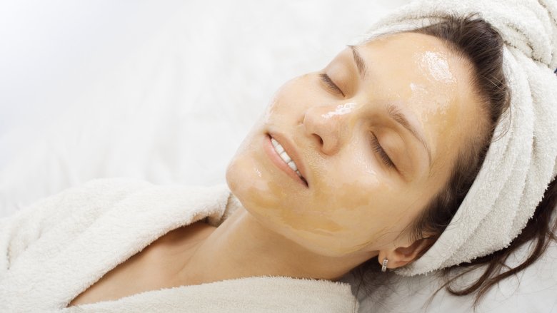 Madu bisa digunakan untuk masker wajah. (Foto: the list) 