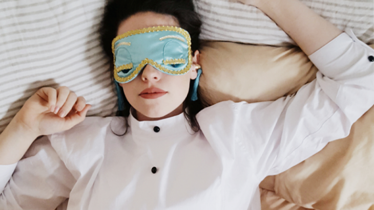 Tidur nyenyak dengan menggunakan sleep mask. (Foto: intheknow.com)