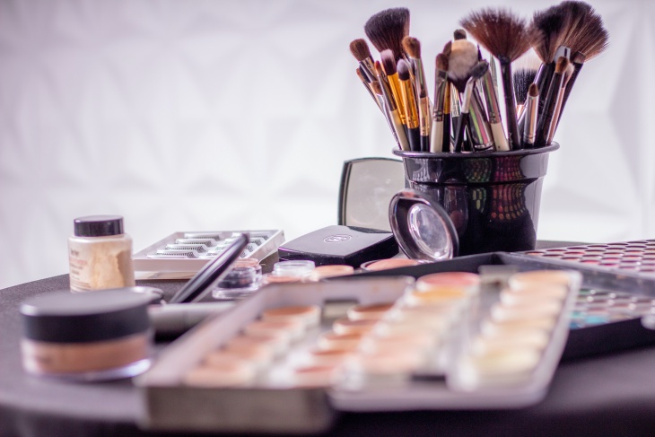 Tips Makeup untuk Tampil Menawan di Foto Paspor