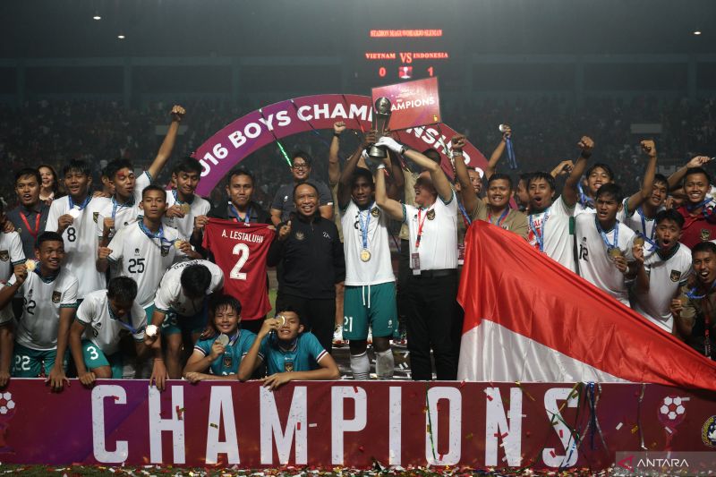 Menpora Klarifikasi soal Ikut Angkat Trofi Piala AFF U-16