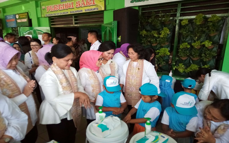 Ibu Negara Iriana Jokowi mengajak anak-anak PAUD bernyanyi