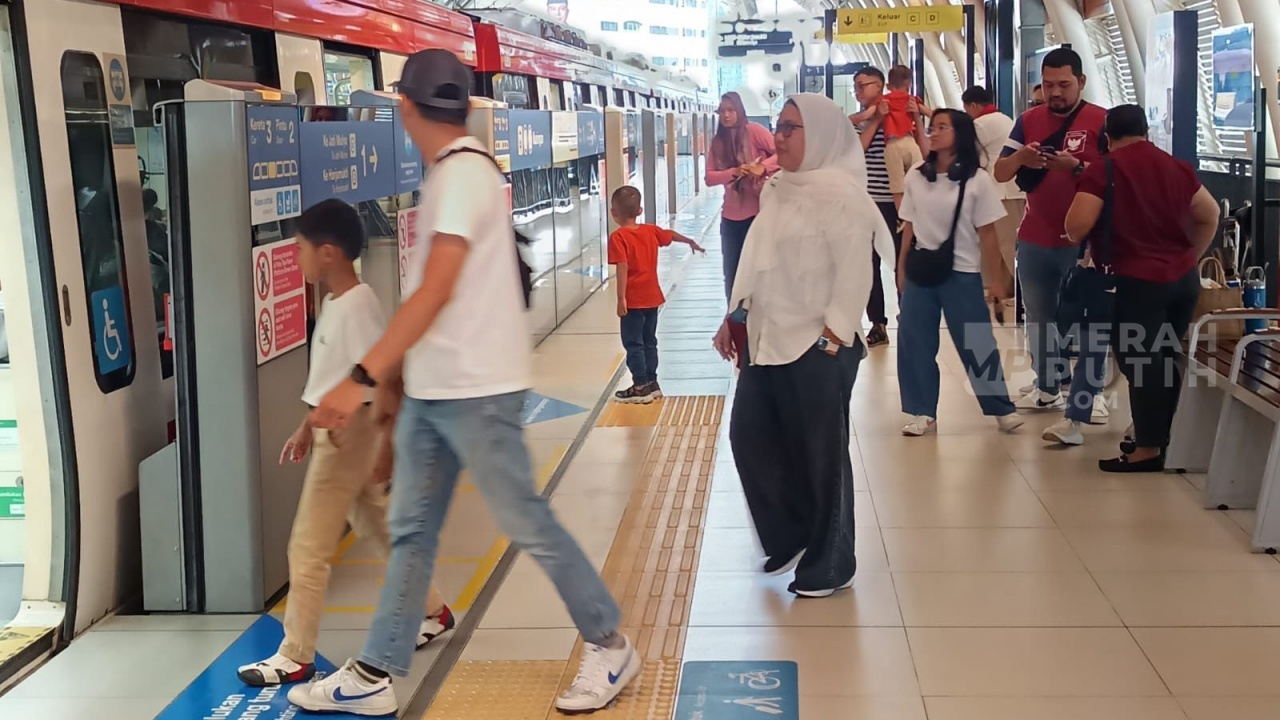 Manfaatkan Diskon saat HUT ke-80 RI, 1,7 Juta Warga Jabodetabek Nikmati Tarif Spesial Rp 80 di KRL dan LRT
