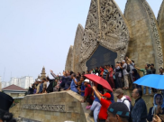 Panjat Tembok Lihat Pemakaman BJ Habibie, Warga: Bodo Amat dengan Paspampres