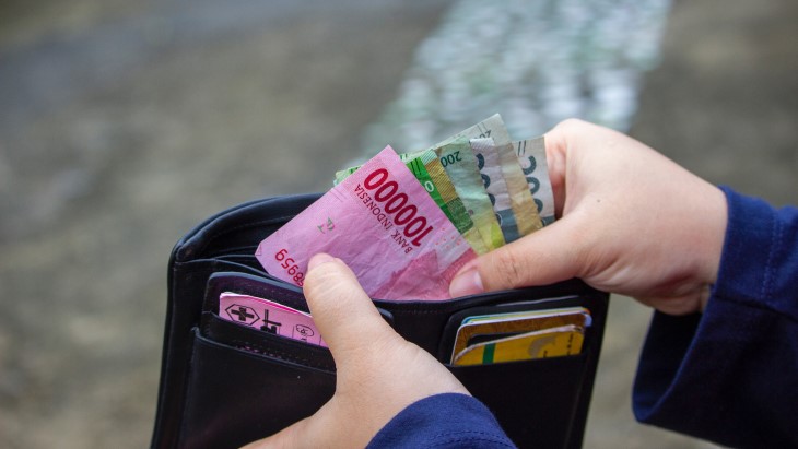 Banyak-Banyakan Mengumpulkan Uang Lebaran untuk Flexing