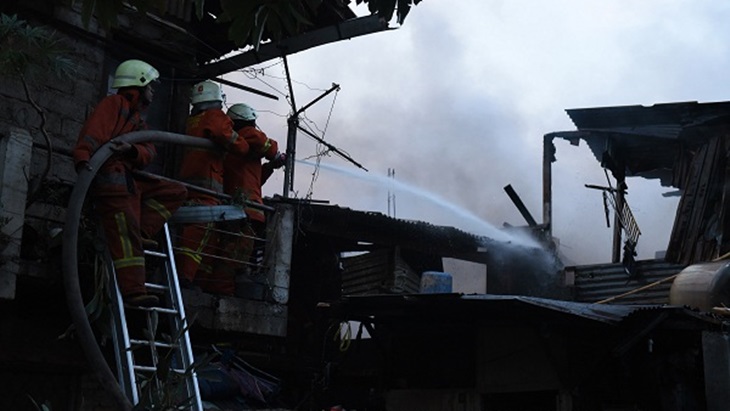 Petugas pemadam kebakaran DKI Jakarta bersiaga mengantisipasi banjir (Foto:AntaraFoto/Hafidz Mubarak)