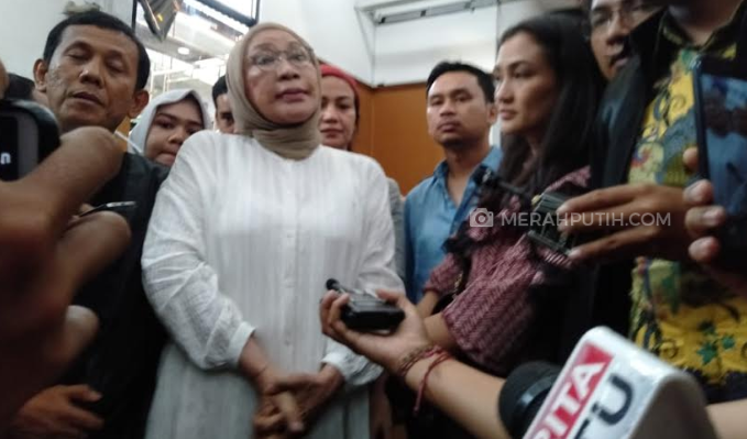 Atiqah Hasiholan Kecewa Ibunya Disebut Pembuat Onar