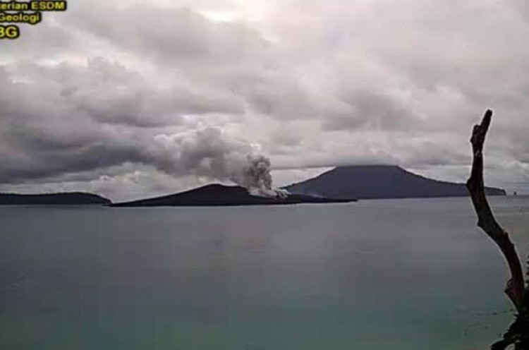Gunung Anak Krakatau Lontarkan Abu Setinggi 150 Meter