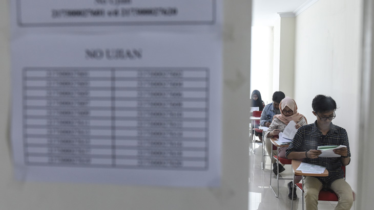Peserta mengerjakan soal ujian Seleksi Bersama Masuk Perguruan Tinggi Negeri (SBMPTN) di Universitas Negeri Jakarta pada 2021. (ANTARA/Hafidz Mubarak A)
