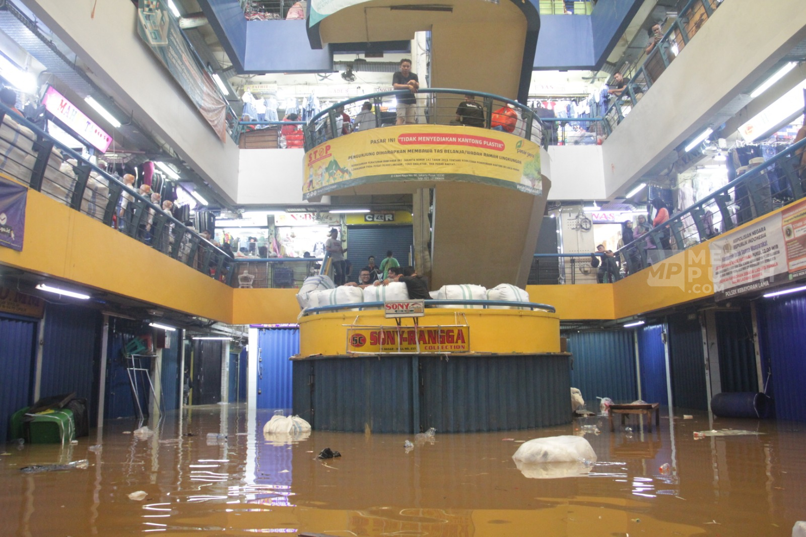 Banjir Luapan Kali Pesanggrahan Genangi Pasar Cipulir Jakarta Selatan
