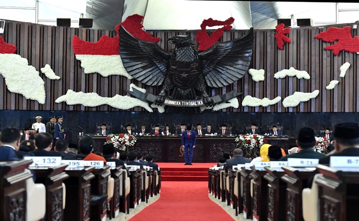 Presiden Jokowi membungkuk kepada anggota DPR dan MPR