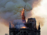  Kebakaran Melanda Katedral Bersejarah Notre Dame Paris