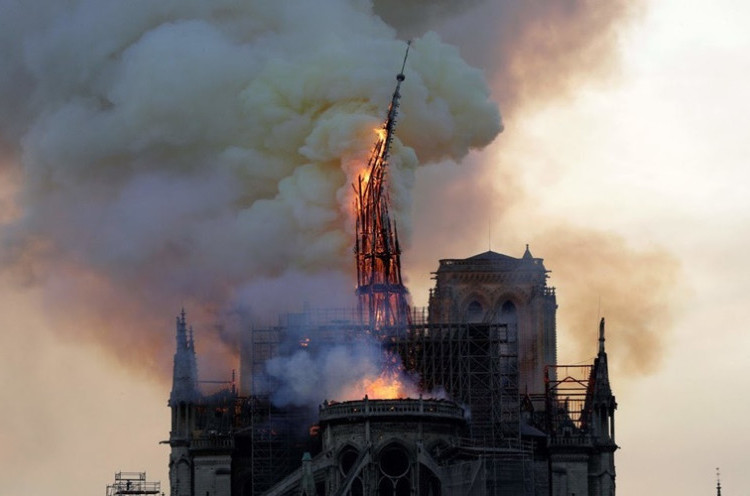  Kebakaran Melanda Katedral Bersejarah Notre Dame Paris