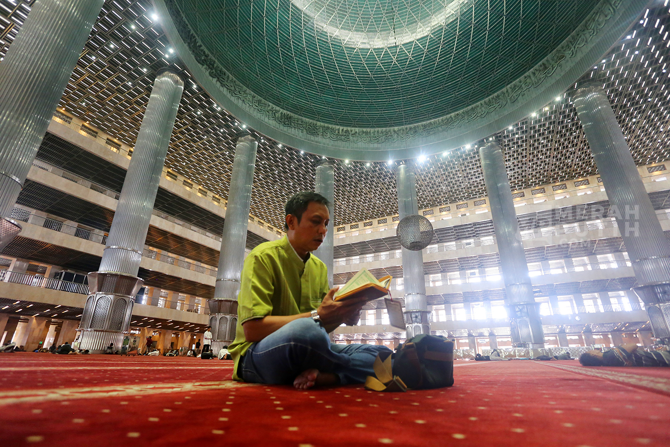 Mengisi Ramadhan 1447 H, Umat Muslim Tadarus Al-Qur’an di Masjid Istiqlal Jakarta