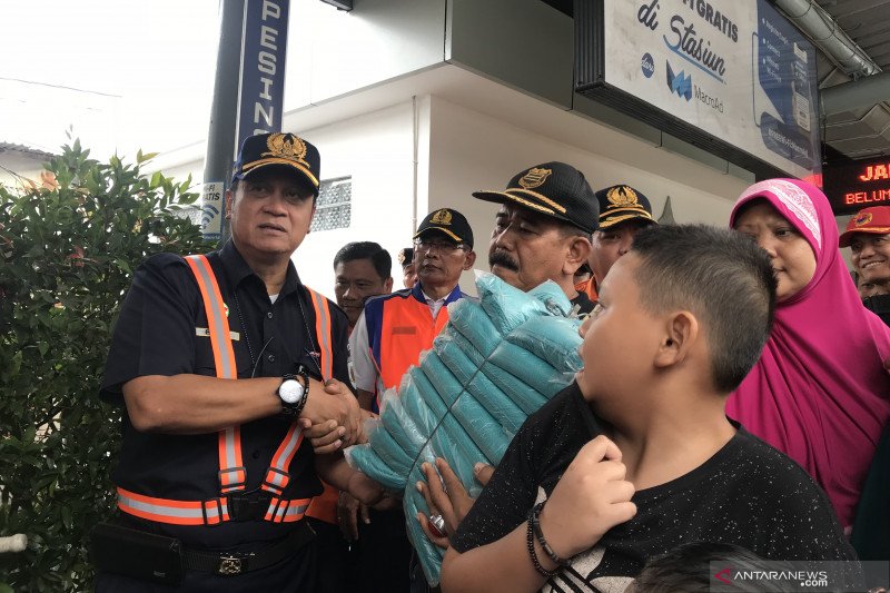 Direktur Utama PT Kereta Api Indonesia (Persero) Edi Sukmoro saat memberikan bantuan untuk korban banjir di Stasiun Pesing, Jakarta, Jumat (3/1/2020). ANTARA/ Juwita Trisna Rahayu