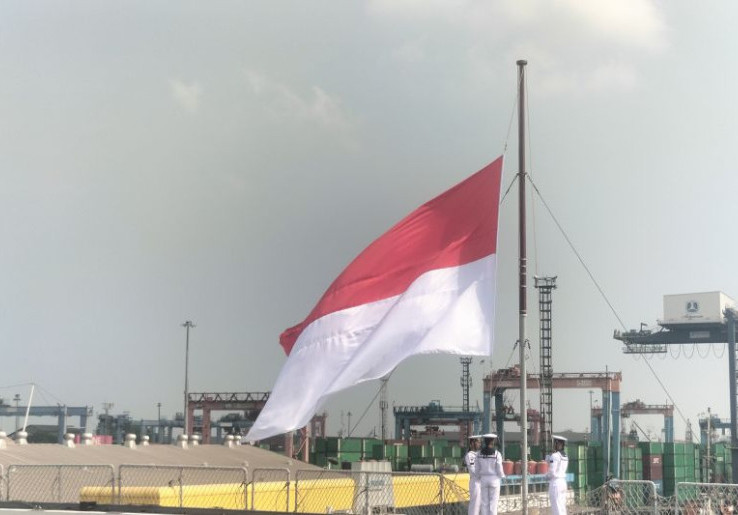 Akhirnya Bendera Merah Putih Berkibar di Kapal Induk Pertama Indonesia