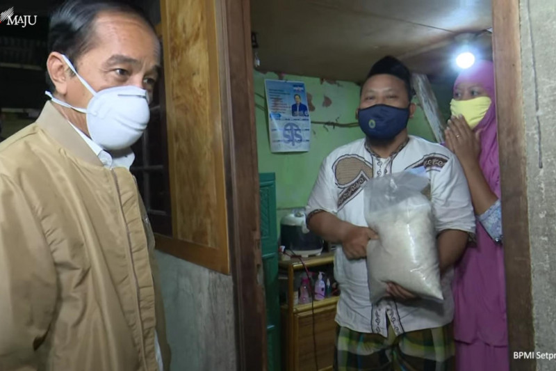 Presiden RI Joko Widodo membagikan paket obat dan sembako kepada warga di Jakarta Utara, Kamis (16/7/2021) malam. ANTARA/Desca Lidya Natalia
