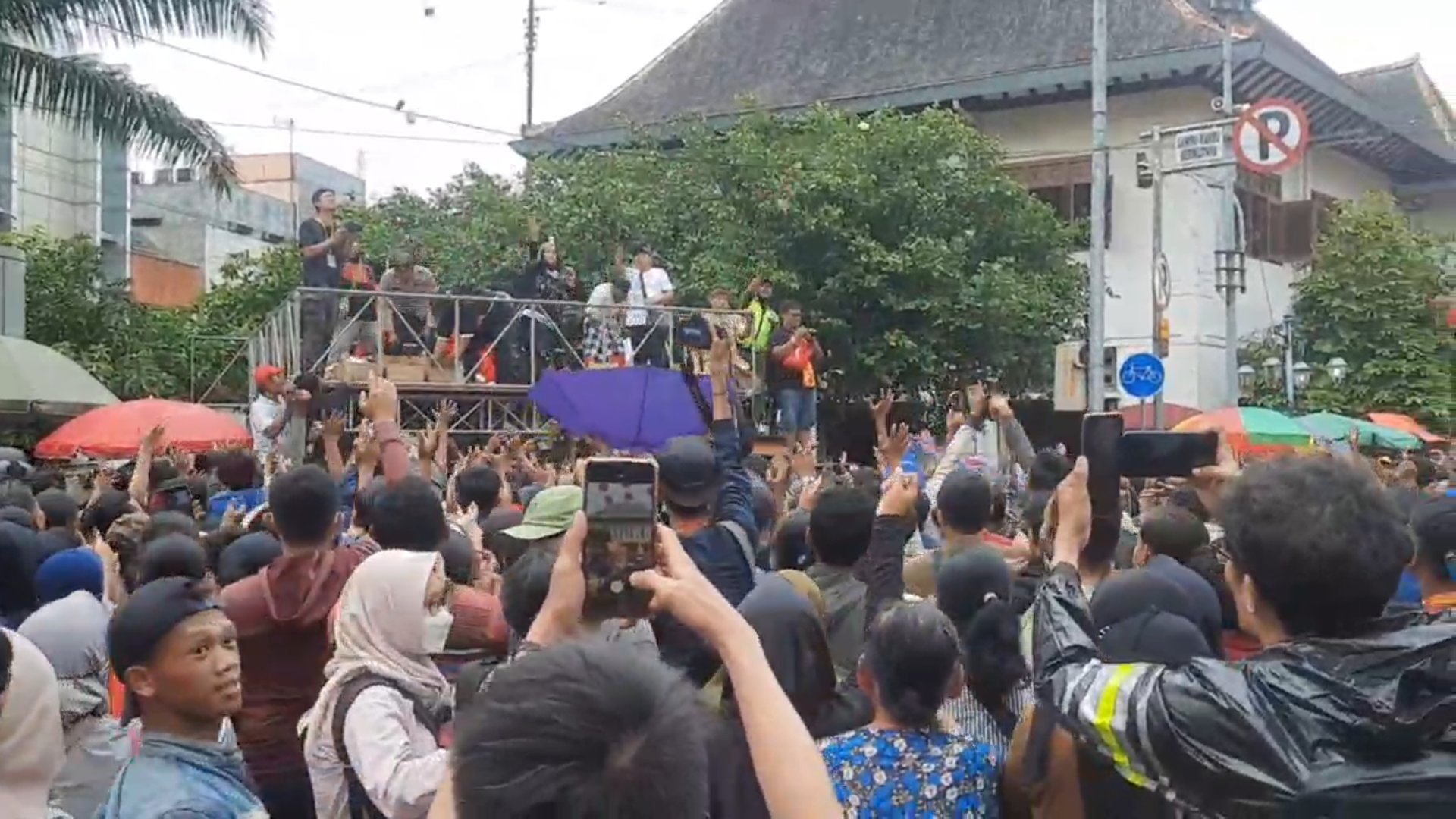 Warga berebut kue keranjang dalam event budaya Grebeg Sudiro, Minggu (15/1). (MP/Ismail)