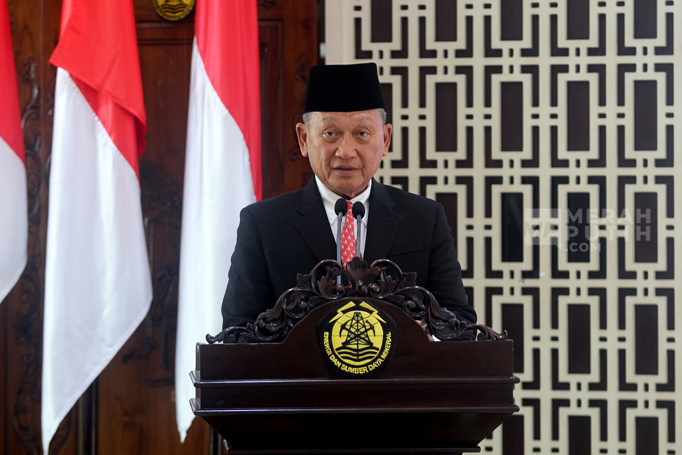 Pejabat lama Menteri Energi dan Sumber Daya Mineral Arifin Tasrif memberikan pidato dalam acara Serah Terima Jabatan (Sertijab) Menteri ESDM di Gedung Kementerian (ESDM), Jakarta, Senin (19/8/2024).