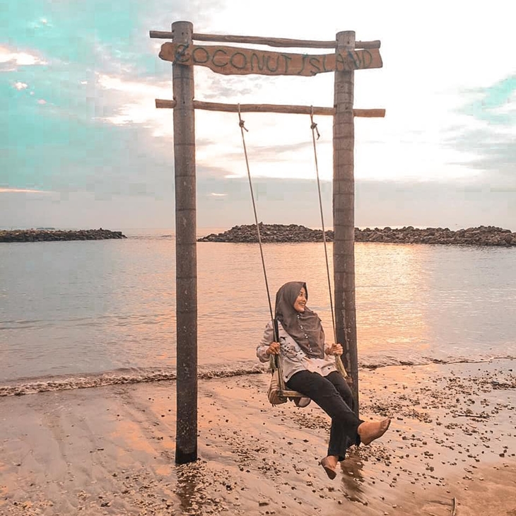 Pantai Tanjung Lesung. (Foto: instagram.com/dheaanandhaa)