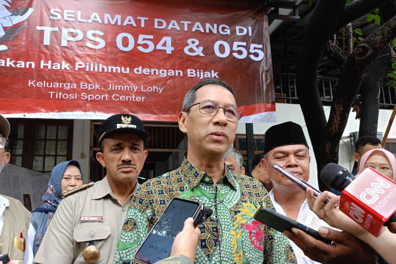 Pj Gubernur DKI Jakarta, Heru Budi Hartono, usai melakukan pencoblosan Pemilu 2024 di TPS 55, Duren Sawit, Jakarta Timur, Rabu (14/2)